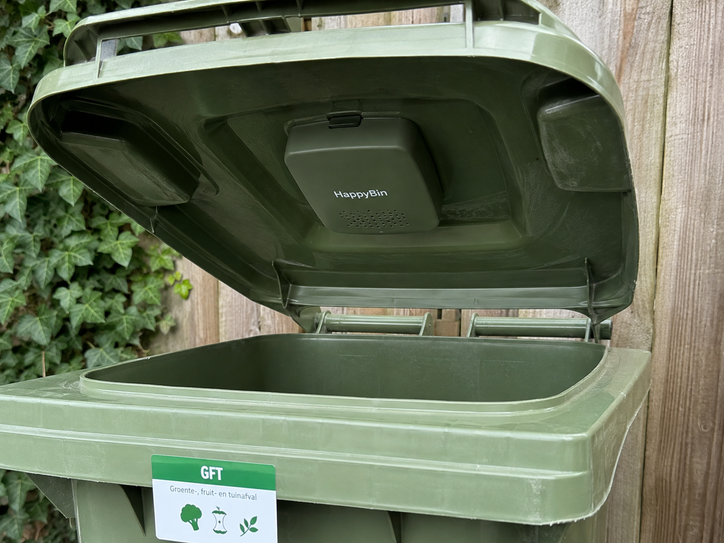 HappyBin Pod bevestigd onder de deksel van een groene gft-bak